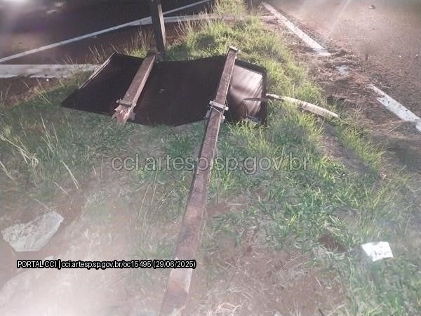 Foto 2 de 3 — Motociclista perde controle, colide com placa e morre em rodovia de Araraquara